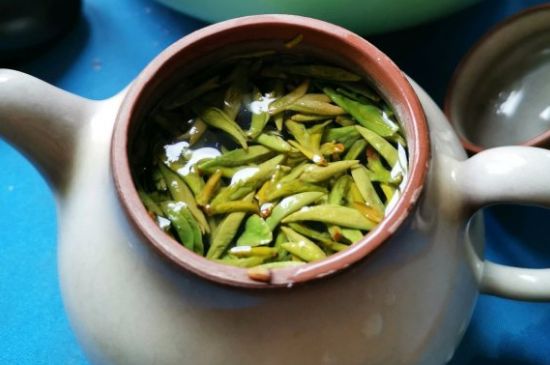龍井茶放二年了能喝嗎，過期龍井茶的妙用！