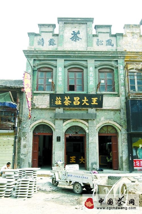 這座民國(guó)時(shí)期的建筑坐落在開(kāi)封市鼓樓街。今年5月，我們采訪時(shí)，正面臨開(kāi)封市政府對(duì)“鼓樓”進(jìn)行整修、改造，“王大昌”能不能保留下來(lái)成為當(dāng)時(shí)所有人心里的疑問(wèn)。