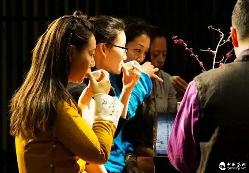 頭頂三大魔咒，茶葉電商卻越要發力線下？