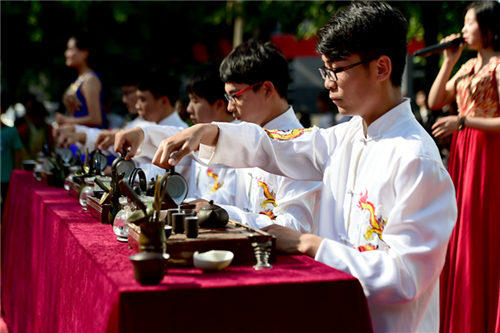 河南農(nóng)大辦茶文化周 女大學(xué)生穿旗袍弘揚(yáng)茶文化
