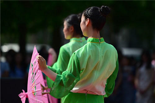 河南農(nóng)大辦茶文化周 女大學(xué)生穿旗袍弘揚(yáng)茶文化