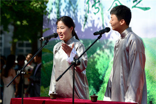 河南農(nóng)大辦茶文化周 女大學(xué)生穿旗袍弘揚(yáng)茶文化